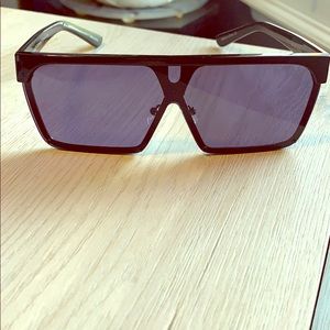 Quay “Shade Queen” sunglasses